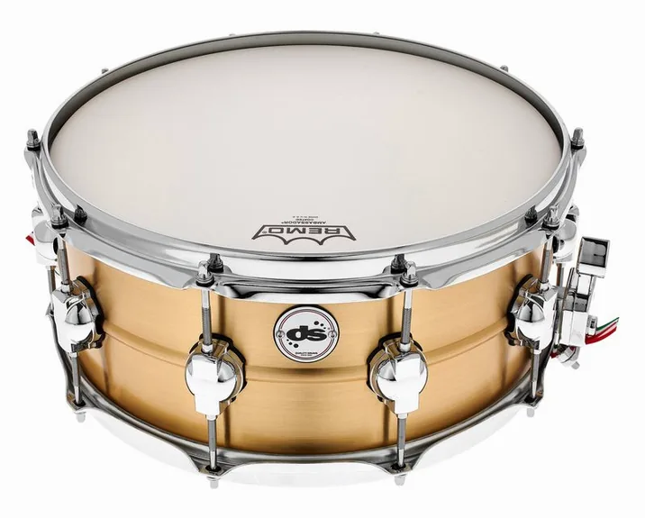 DS Drum 14"x6" Seamless Brass Snare, su sfondo neutro