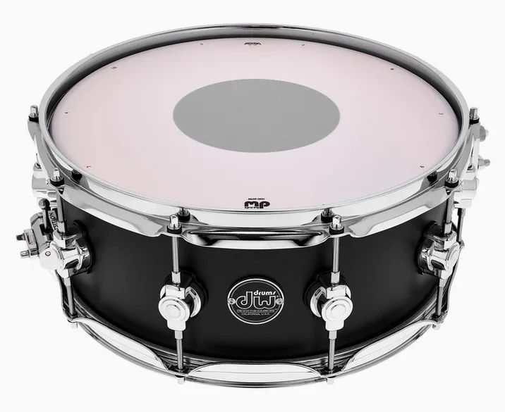 DW 14"x5,5" SN Performance Charc., di fronte su sfondo neutro