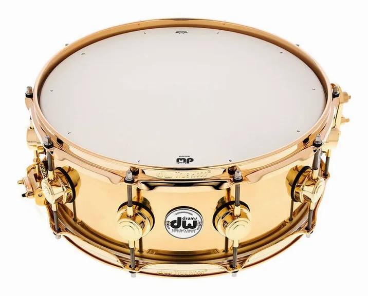 DW 14"x5,5" Brass Snare, su sfondo neutro