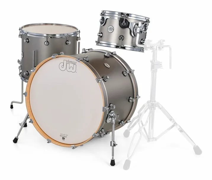 DW Design Titanium Satin 3pcs Kit, di fronte su sfondo neutro