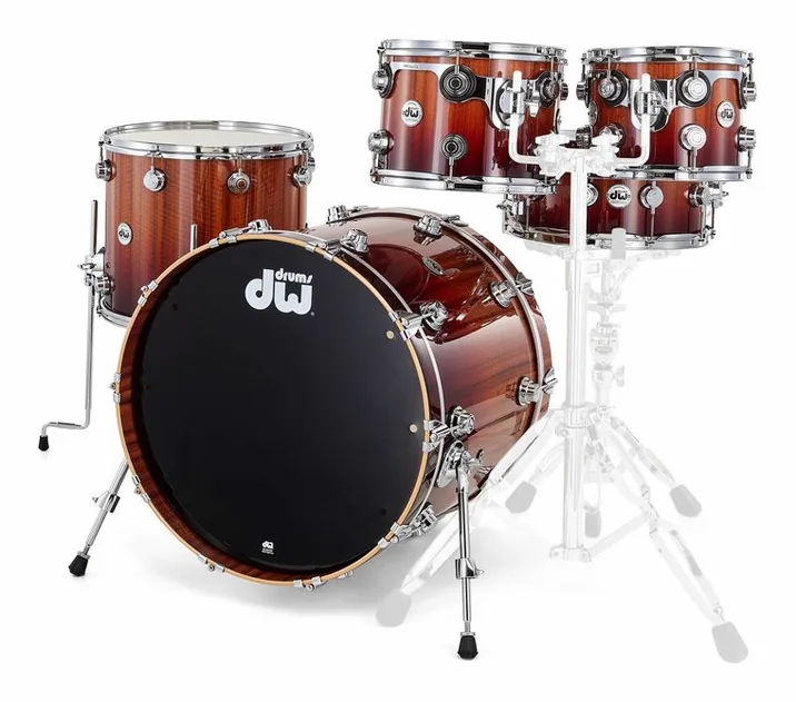 DW Exotic Rich Red over Etimoe MM, su sfondo neutro