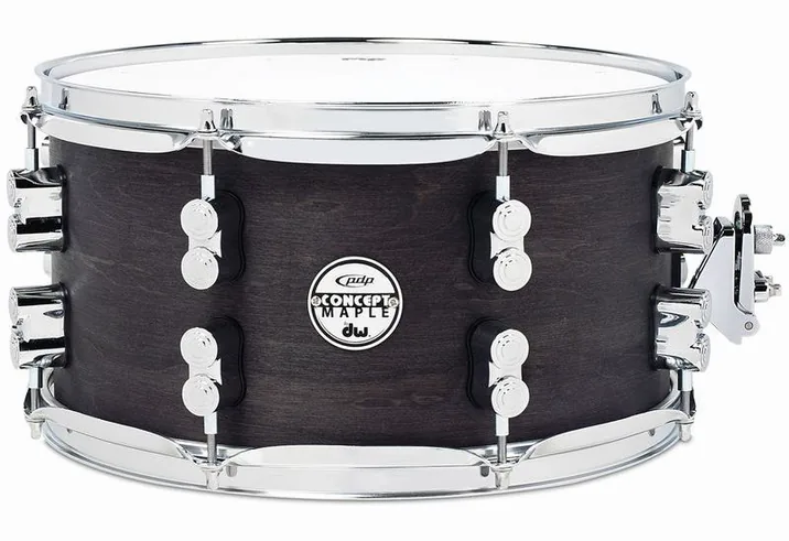 DW PDP 13"x07" Black Wax Snare, di fronte su sfondo neutro