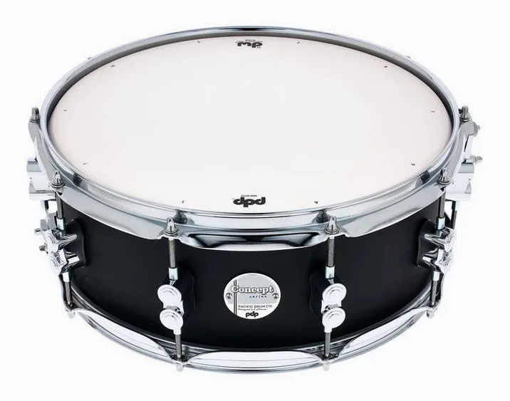 DW PDP 14"x5,5" CM Satin Black, di fronte su sfondo neutro