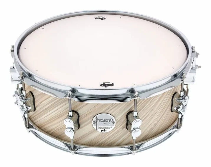 DW PDP 14"x05" CM Twisted Ivory, di fronte su sfondo neutro