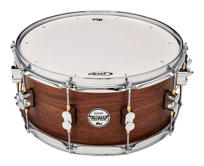 DW PDP 14"x6,5" Walnut Snare, di fronte su sfondo neutro