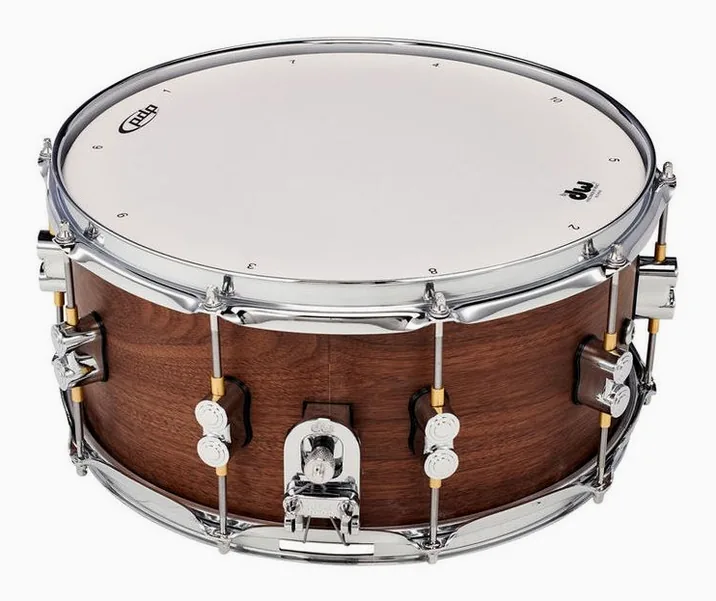 DW PDP 14"x6,5" Walnut Snare, vista di tre quarti, photo 2