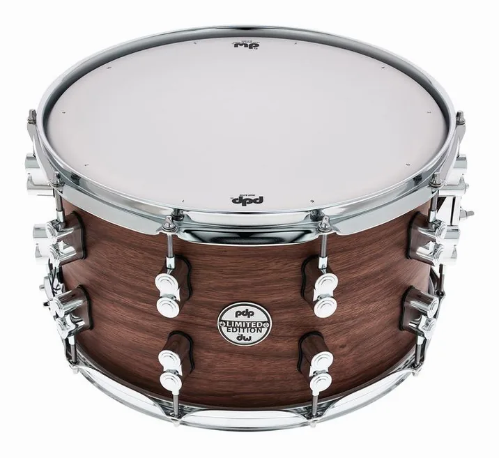 DW PDP 14"x08" Walnut Snare, di fronte su sfondo neutro