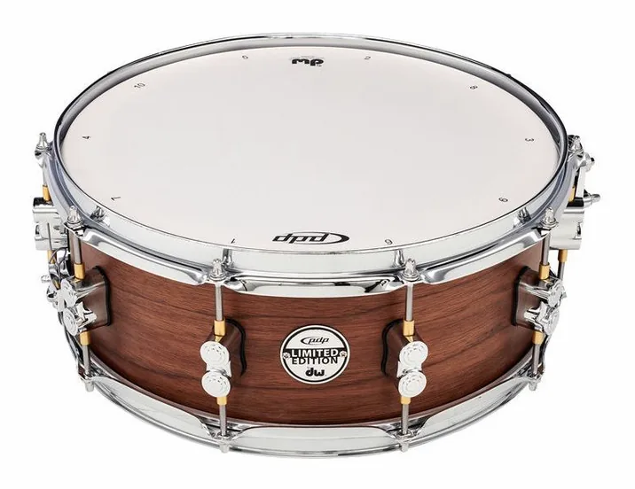 DW PDP 14"x5,5" Walnut Snare, su sfondo neutro