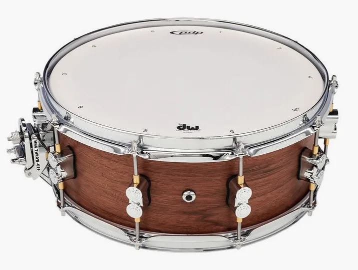 DW PDP 14"x5,5" Walnut Snare, vista di tre quarti, photo 4