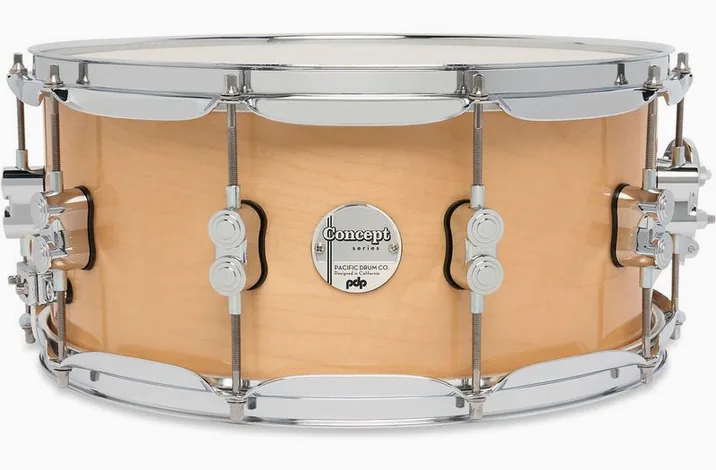 DW PDP 14"x6,5" CM Natural Laquer, su sfondo neutro