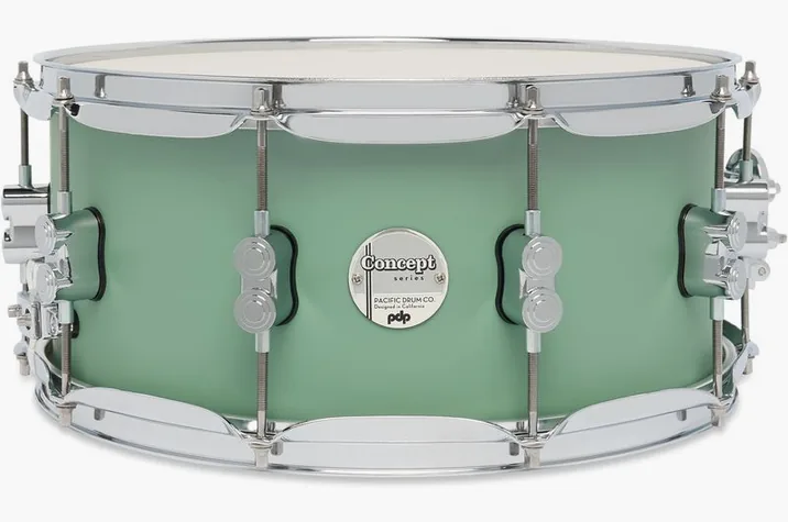 DW PDP 14"x6,5" CM Seafoam Blue, di fronte su sfondo neutro