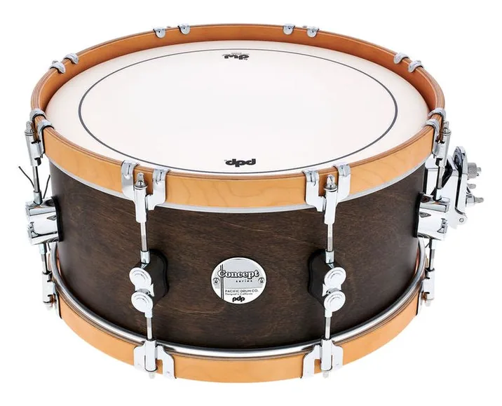 DW PDP 14"x6,5" Walnut Stain Sn, su sfondo neutro