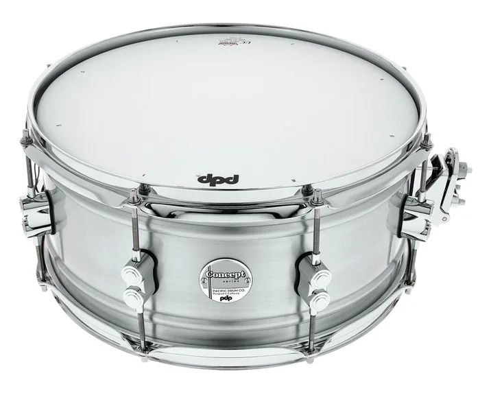 DW PDP 14"x6.5" Concept Aluminium, di fronte su sfondo neutro