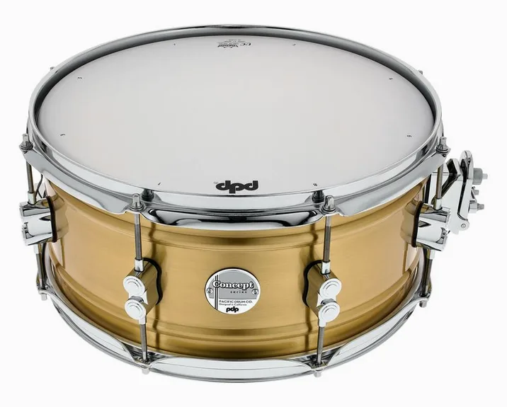 DW PDP 14"x6,5" Concept Brass, di fronte su sfondo neutro