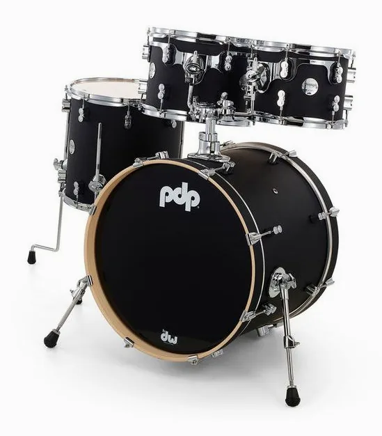 DW PDP CM4 Studio Satin Black, su sfondo neutro