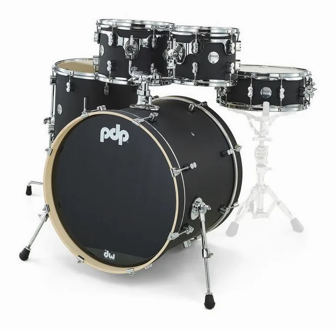DW PDP CM5 Standard Satin Black, di fronte su sfondo neutro