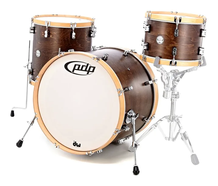 DW PDP Concept Classic 22 Walnut, su sfondo neutro