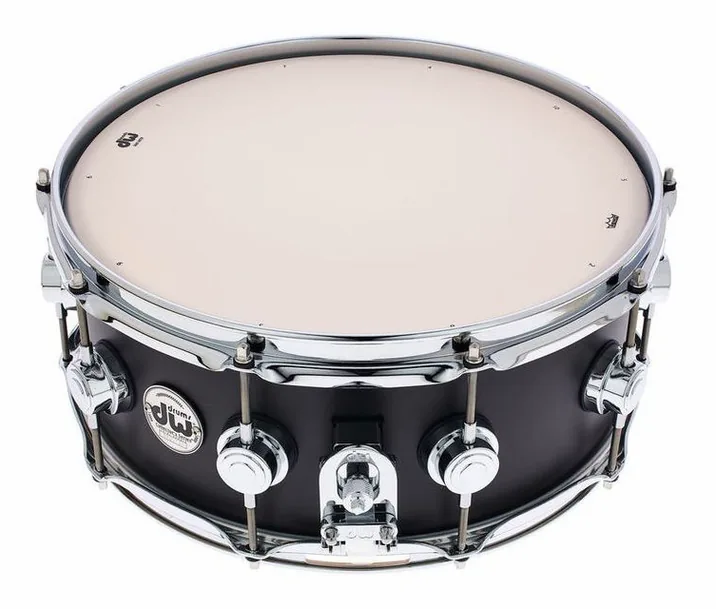 DW Satin Oil 14"x5,5 Ebony Snare, su sfondo neutro, photo 3