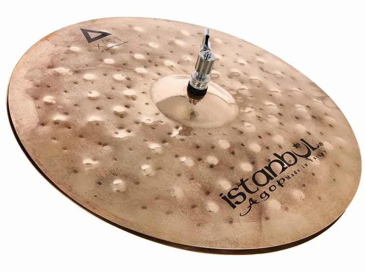 Istanbul Agop 17" Xist Dry Dark Brill. Hats, di fronte su sfondo neutro