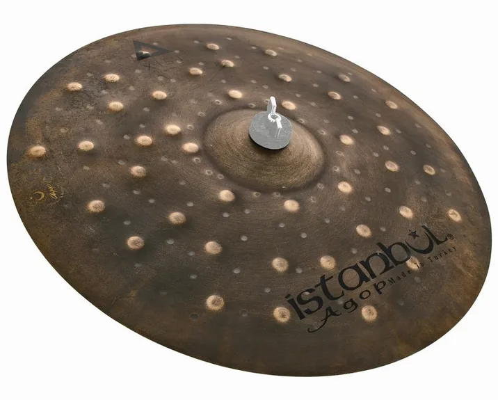 Istanbul Agop 17" Xist Dry Dark Crash, su sfondo neutro
