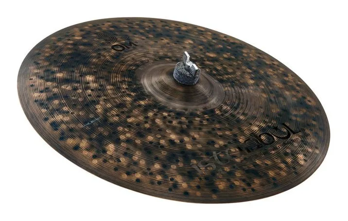 Istanbul Agop 18" Cindy Blackman OM Crash, su sfondo neutro