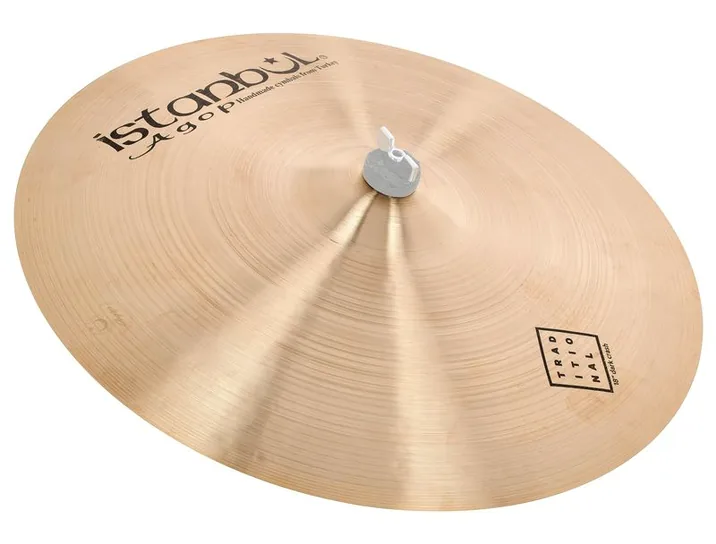Istanbul Agop 18" Traditional Dark Crash, di fronte su sfondo neutro