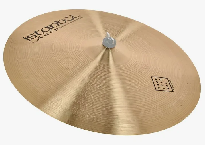Istanbul Agop 22" Traditional Medium Ride, di fronte su sfondo neutro