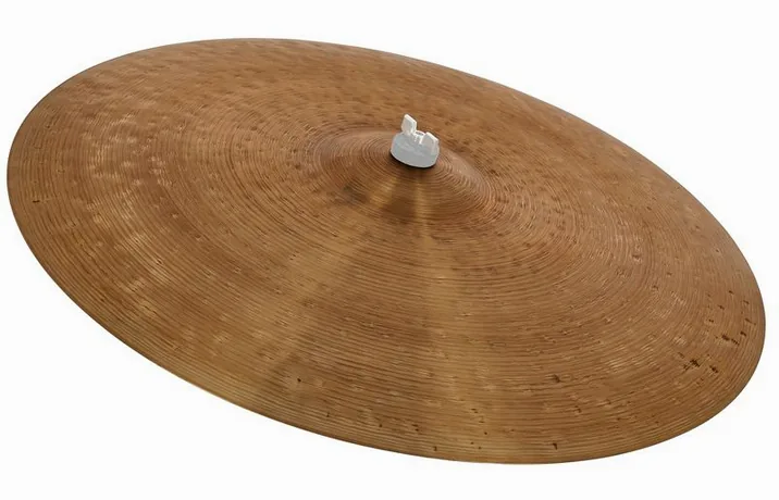 Istanbul Agop 24" 30th Anniversary Ride, su sfondo neutro
