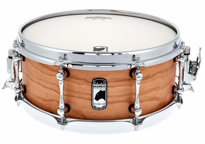 Mapex 13"x5,5" DL Cherry Bomb NSW, su sfondo neutro