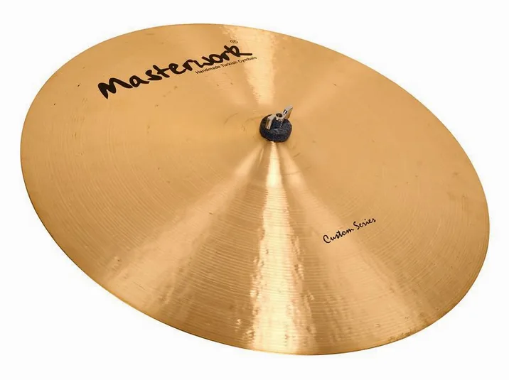 Masterwork 22" Custom Ride, su sfondo neutro