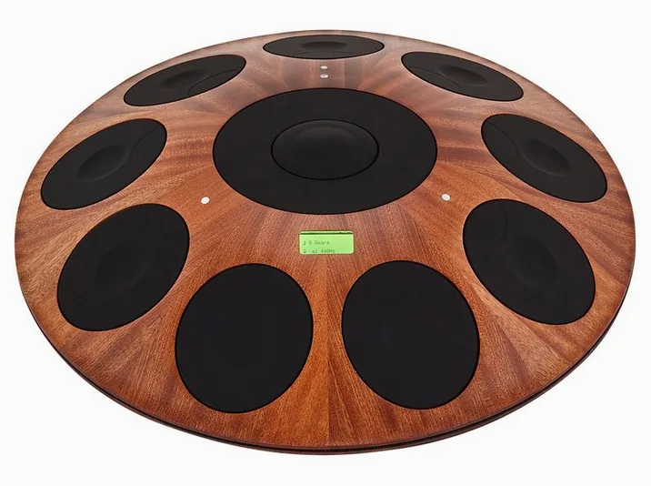 Neotone Mutant Digital Handpan Mahogan, su sfondo neutro