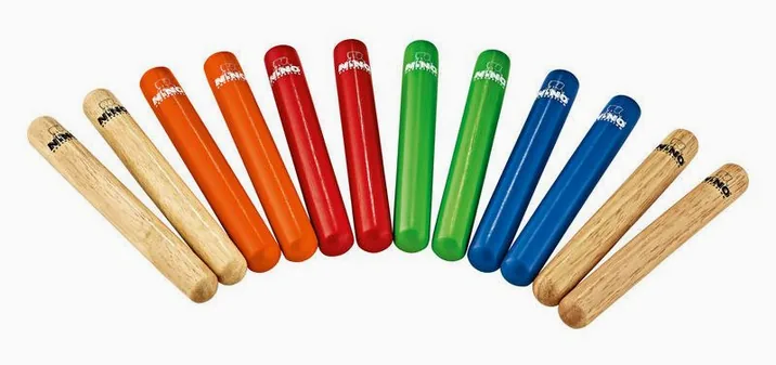 Nino Coloured Claves Set 6pc, su sfondo neutro