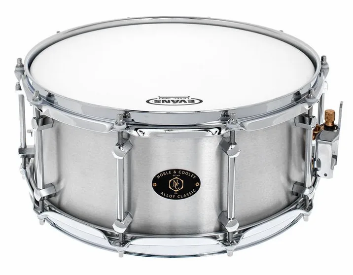 Noble & Cooley 14"x06" Alloy Classic Snare, di fronte su sfondo neutro