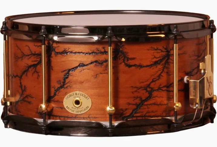 Noble & Cooley 14"x07" Cherry Snare Fractal, su sfondo neutro