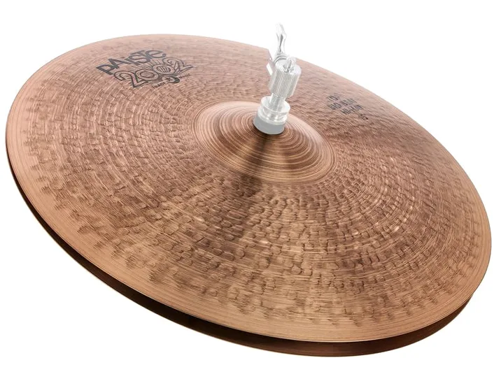 Paiste 15" 2002 Black Big Beat Hi-Hat, di fronte su sfondo neutro