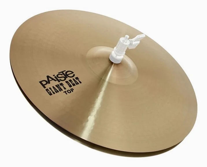 Paiste 15" Giant Beat Hi-Hat, su sfondo neutro