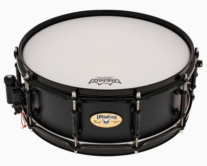 Pearl 14"x05" Ultra Cast Snare, di fronte su sfondo neutro