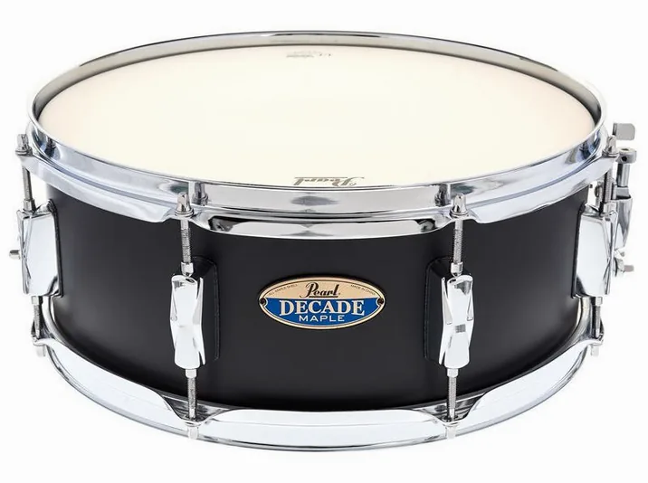 Pearl Decade Maple 14"x5,5" Snare BK, su sfondo neutro