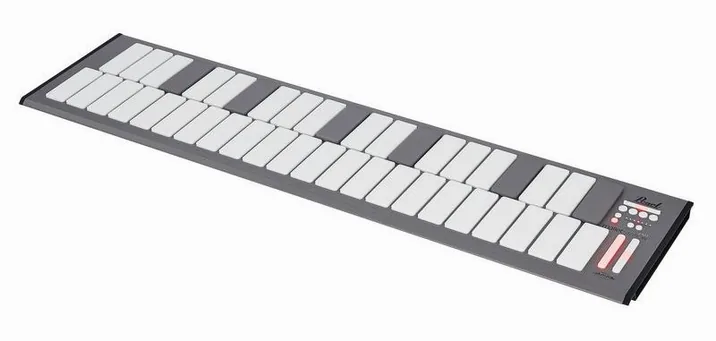 Pearl EM1 Malletstation, di fronte su sfondo neutro