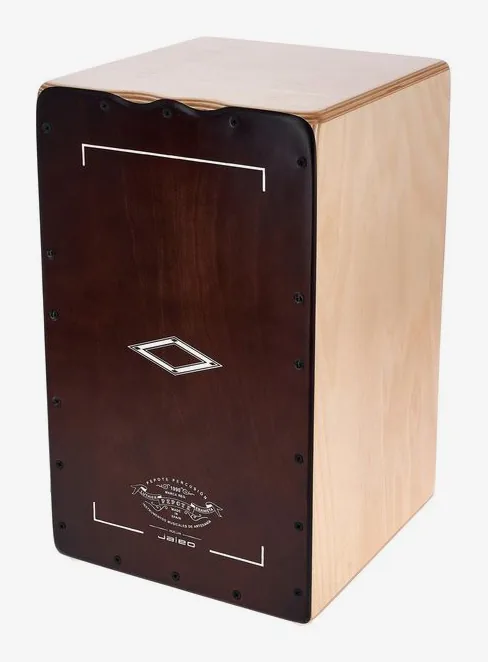 Pepote Jaleo Cajon Brown, su sfondo neutro