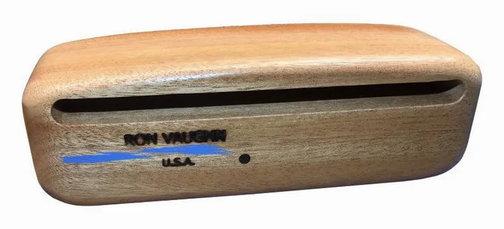Ron Vaughn W-4.5 Wood Block A5, su sfondo neutro