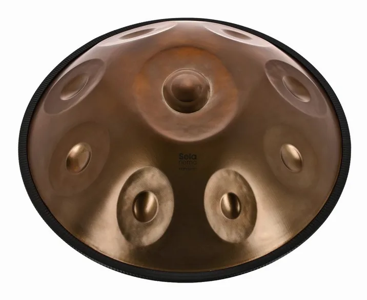 Sela Nomo Handpan D Kurd SEHP401, di fronte su sfondo neutro