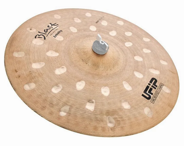 Ufip 16" Blast Extra Dry Crash, su sfondo neutro