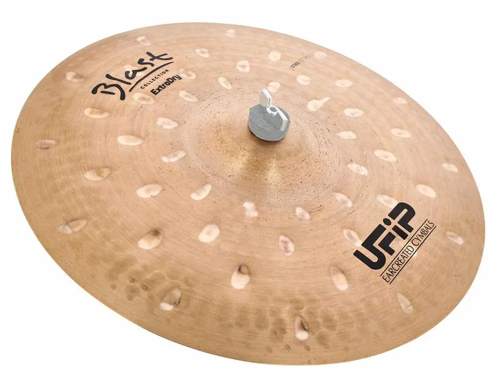 Ufip 17" Blast Extra Dry Crash, su sfondo neutro