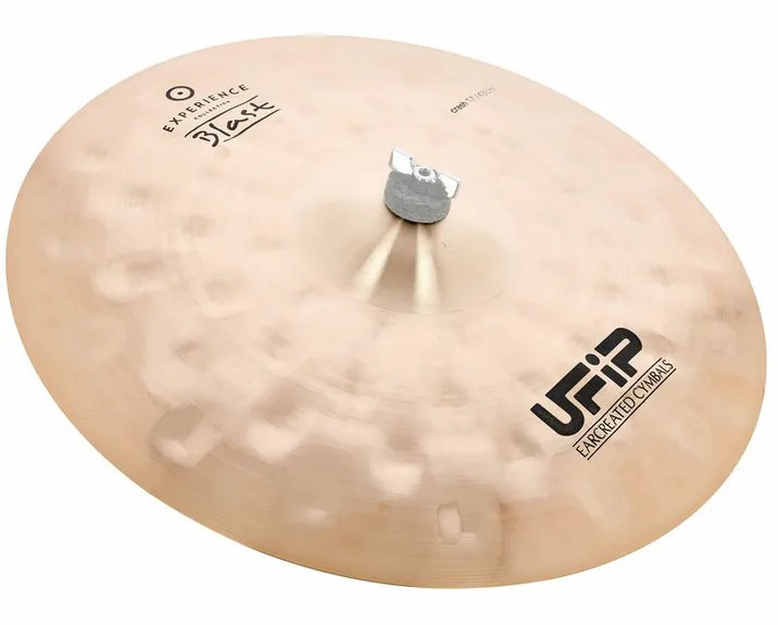 Ufip 17" Blast Series Crash, di fronte su sfondo neutro