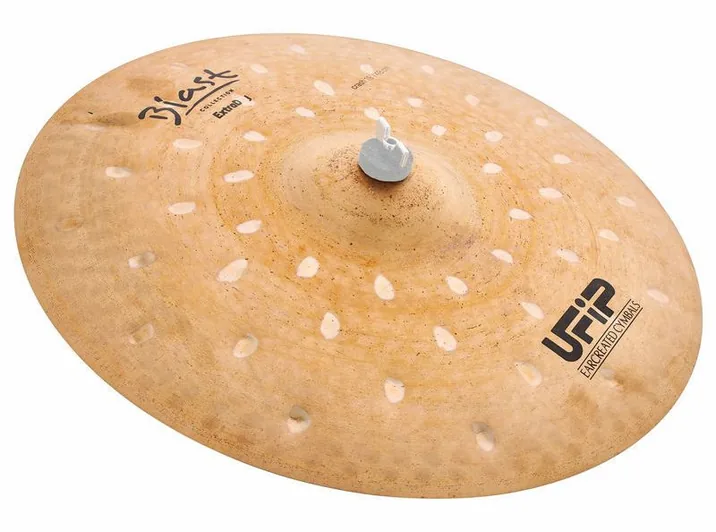 Ufip 19" Blast Extra Dry Crash, su sfondo neutro