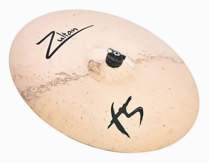 Zultan 17" F5 Crash, su sfondo neutro
