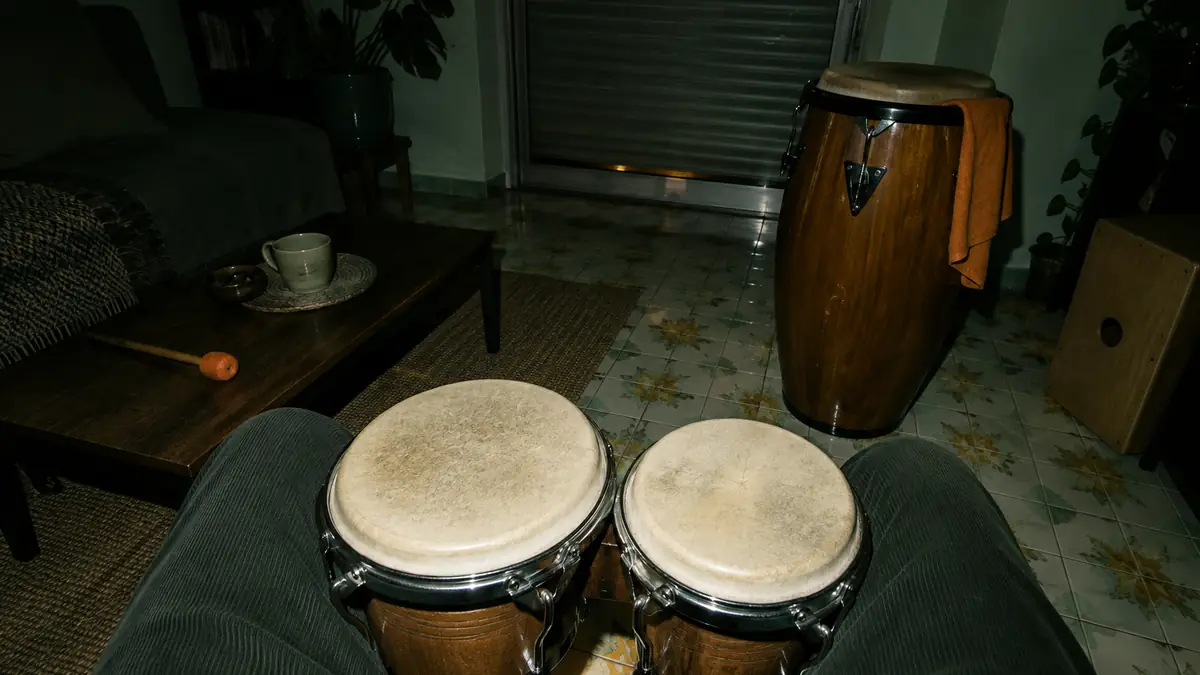 Conga e bongo: da dove partire senza riempire la stanza